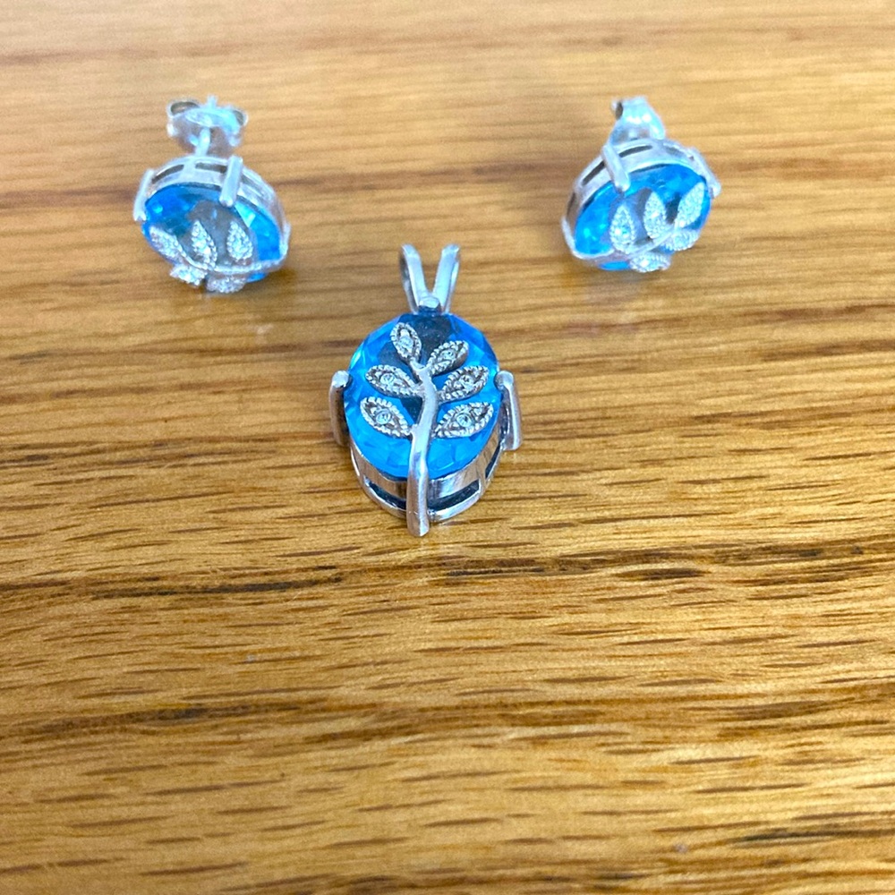 Avon pendant and earring set